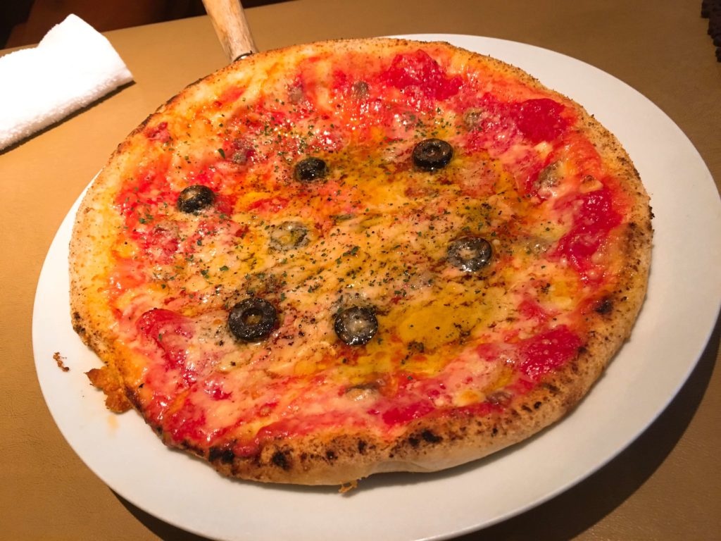 アンチョビとオリーブオイルのピザ